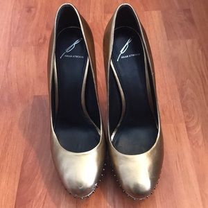 B Brian Atwood Finvarra Pump Gold